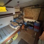 Tjalk hollandais Osseo (1890) – cabine en cours de rénovation avec couchette