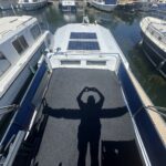 Vedette fluviale Connoisseur 1135 Ingrine (1986) – panneaux solaires sur le roof vus de l'arrière
