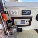 Vedette fluviale Connoisseur 1135 Ingrine (1986) – tableau électrique 230 V et prises