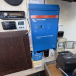 Vedette fluviale Connoisseur 1135 Ingrine (1986) – convertisseur Victron et régulateur solaire