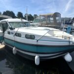 Vedette fluviale Nicols 1100 Lodève (1998) – vue extérieure trois-quarts avant au ponton