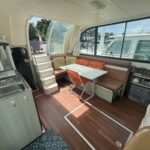 Vedette fluviale Nicols 1100 Lodève (1998) – carré avec table, banquette et coin cuisine