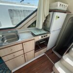 Vedette fluviale Nicols 1100 Lodève (1998) – cuisine équipée avec évier, four et réfrigérateur