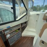 Vedette fluviale Nicols 1100 Lodève (1998) – timonerie avec rangements et porte latérale