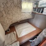 Vedette fluviale Nicols 1100 Lodève (1998) – cabine avec couchage double et étagères