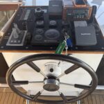 Vedette Van Vliet Atico 38 Joanne (1994) – poste de pilotage extérieur, barre et instruments