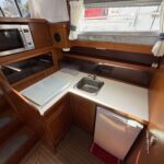 Vedette Van Vliet Atico 38 Joanne (1994) – cuisine équipée avec micro-ondes et évier