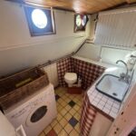 Péniche Luxe-Motor Dulcinea (1929) – salle d'eau avec WC, lavabo carrelé et lave-linge