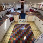 Péniche Luxe-Motor Dulcinea (1929) – cuisine au carrelage multicolore ouverte sur le salon