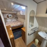 Péniche Luxe-Motor Dulcinea (1929) – cabine avant avec lit double et lavabo
