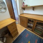 Péniche Luxe-Motor Dulcinea (1929) – coiffeuse et buffet vitré en bois dans la cabine