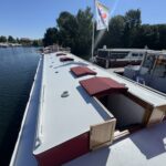 Péniche Luxe-Motor Dulcinea (1929) – toit du roof et tauds rouges des écoutilles, vue vers l'avant