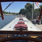 Péniche Luxe-Motor Dulcinea (1929) – vue depuis la timonerie sur le toit et ses claires-voies à tauds rouges