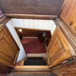 Péniche Luxe-Motor Dulcinea (1929) – escalier de descente en bois vers la cabine arrière
