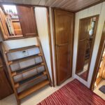 Péniche Luxe-Motor Dulcinea (1929) – échelle de la cabine arrière, portes en bois et miroir