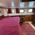 Péniche Luxe-Motor Dulcinea (1929) – cabine arrière avec lit double, bureau et hublots