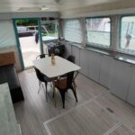 Vedette hollandaise Vetus 1200 Damier (1992) – carré avec table à manger et banquette convertible
