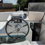 Vedette hollandaise Vetus 1200 Damier (1992) – poste de pilotage extérieur avec barre à roue