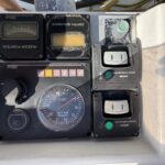 Vedette hollandaise Vetus 1200 Damier (1992) – commandes des propulseurs Vetus et instruments moteur