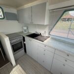 Vedette hollandaise Vetus 1200 Damier (1992) – cuisine équipée avec évier, four gaz et plan de travail