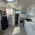 Vedette hollandaise Vetus 1200 Damier (1992) – cuisine avec four gaz, réfrigérateur et micro-ondes