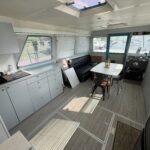 Vedette hollandaise Vetus 1200 Damier (1992) – carré lumineux avec cuisine, coin repas et timonerie