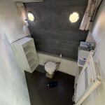 Vedette hollandaise Vetus 1200 Damier (1992) – WC séparé avec lavabo et hublots