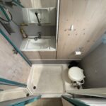 Vedette hollandaise Vetus 1200 Damier (1992) – salle d'eau avec douche, lavabo et WC
