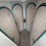 Vedette hollandaise Vetus 1200 Damier (1992) – coursive desservant les cabines et la salle d'eau