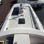 Vedette hollandaise Vetus 1200 Damier (1992) – pont avant avec panneau solaire et panneau de pont