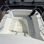 Vedette hollandaise Vetus 1200 Damier (1992) – cockpit avant avec coffres de rangement