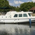 Vedette hollandaise Vetus 1200 Damier (1992) – vue extérieure du bateau amarré au ponton