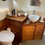 Péniche Luxe-Motor 14,50 m (1928) – salle d'eau avec WC, vasque et meuble en bois