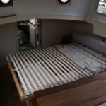 Péniche Luxe-Motor 14,50 m (1928) – espace couchage avec sommier à lattes et lave-linge