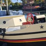 Péniche Luxe-Motor 14,50 m (1928) – pont avant avec barre à roue rouge de secours