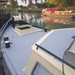 Péniche Luxe-Motor 14,50 m (1928) – pont avant avec guindeau et barre à roue