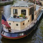 Péniche Luxe-Motor 14,50 m (1928) – vue extérieure trois-quarts avant à quai