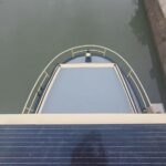 Péniche Luxe-Motor 14,50 m (1928) – vue plongeante sur le pont avant et panneau solaire