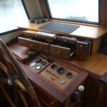 Péniche Luxe-Motor 14,50 m (1928) – poste de pilotage avec barre en bois et instruments