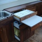 Péniche Luxe-Motor 14,50 m (1928) – meuble de cuisine en noyer avec plan et tiroirs coulissants