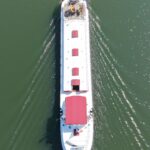 Péniche Luxe-Motor Dulcinea (1929) – vue aérienne au drone du bateau en navigation, pont vu du dessus