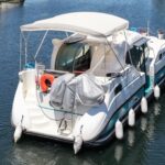 Vedette fluviale Nicols 1100 Lodève (1998) – vue aérienne arrière tribord sur l'eau