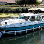 Vedette fluviale Nicols 1100 Lodève (1998) – vue latérale bâbord en navigation sur le canal
