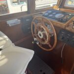 Trawler Schouten Muiden Tibo (1978) – timonerie bois, barre à roue et siège pilote