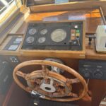 Trawler Schouten Muiden Tibo (1978) – poste de pilotage, barre à roue et instruments