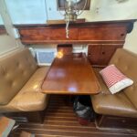 Trawler Schouten Muiden Tibo (1978) – carré central, dinette en cuir et table