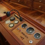 Péniche Luxe-Motor 14,50 m (1928) – tableau de bord en bois avec cadrans de navigation