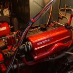Péniche Luxe-Motor 14,50 m (1928) – moteur diesel rouge dans le compartiment moteur