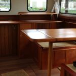Péniche Luxe-Motor 14,50 m (1928) – timonerie avec table à manger en chêne massif