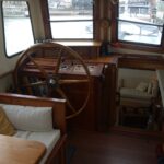Péniche Luxe-Motor 14,50 m (1928) – timonerie avec barre à roue et descente vers le salon